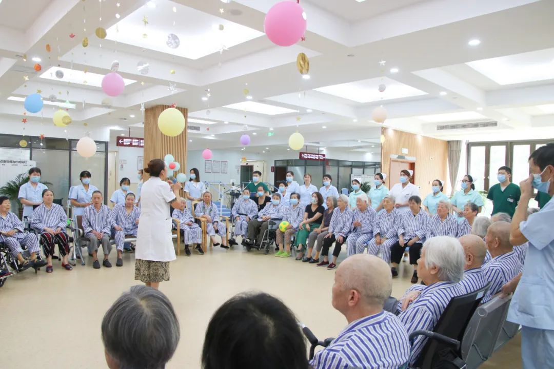 杭州金诚护理院全体员工与长者共享中秋“家”节