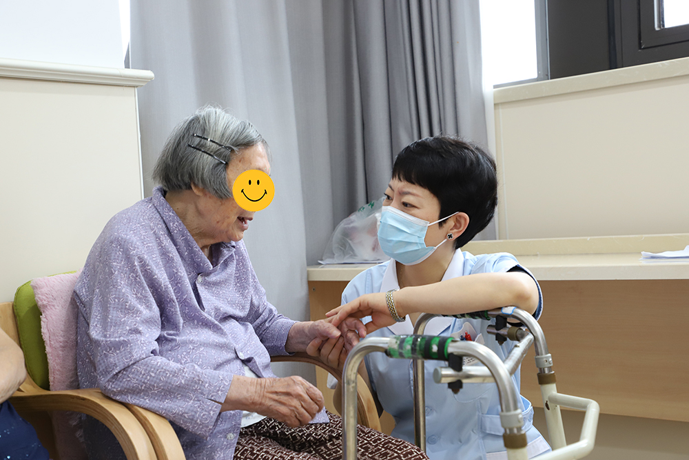 如何照料瘫痪卧床照护长者？杭州金诚护理院打造专业照护体系