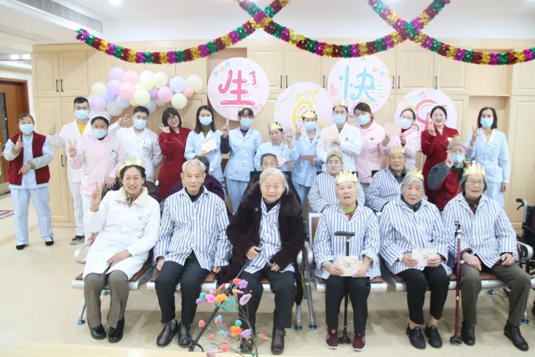 杭州金诚护理院12月集体生日会，为老人们庆生
