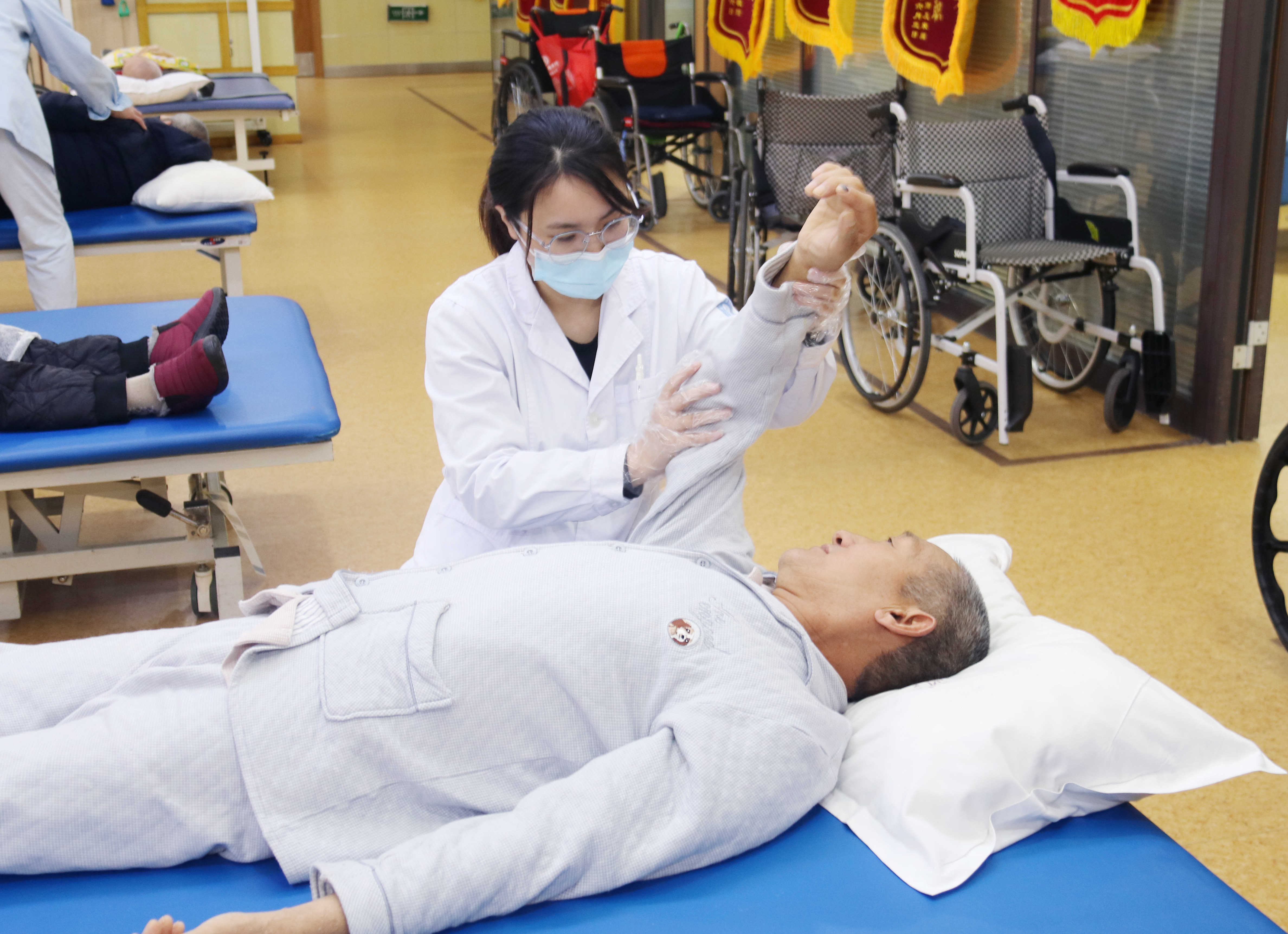 杭州金诚护理院用专业和真诚的护理服务，让更多慢性病老人安享晚年