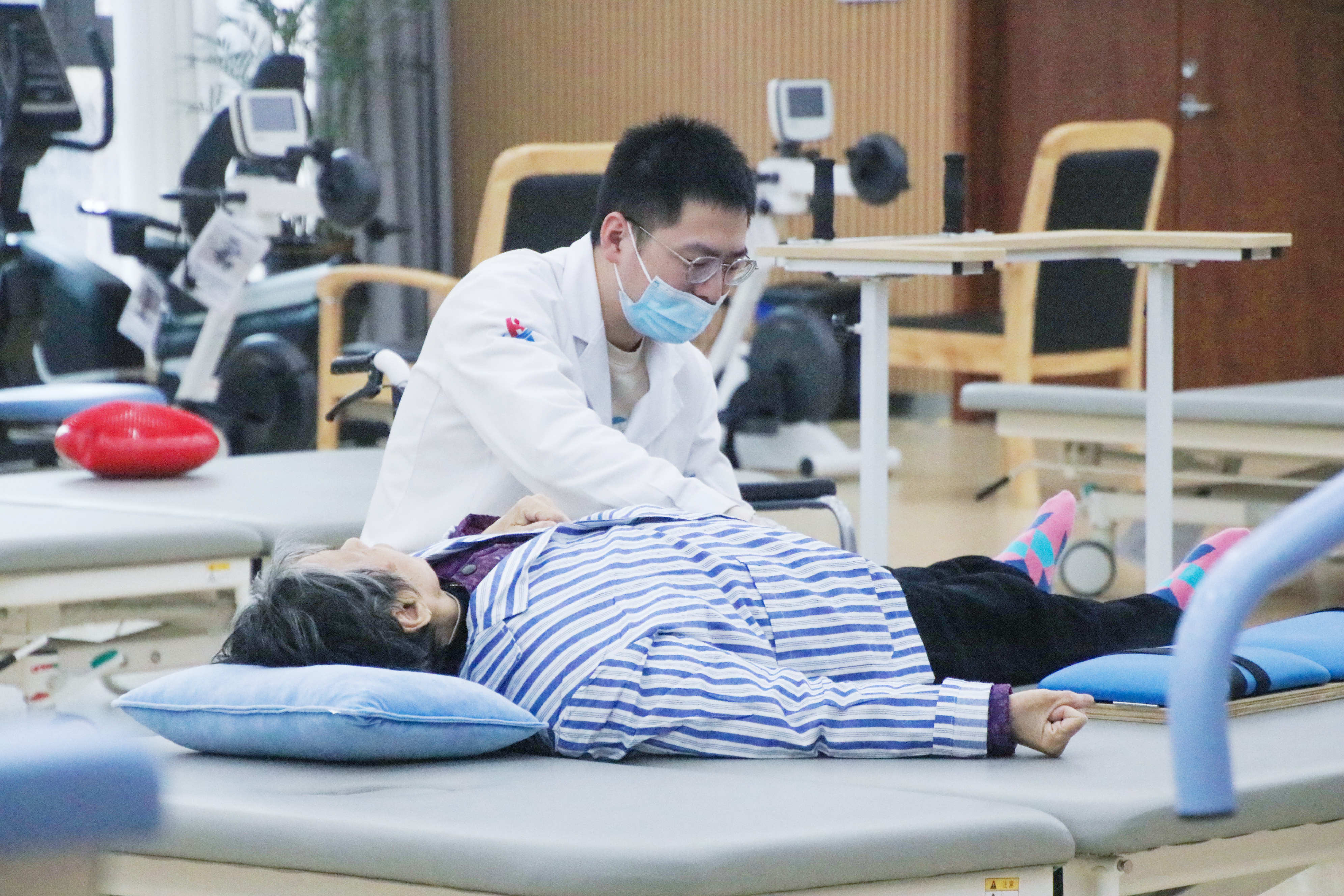 骨质疏松老人如何安置？杭州金诚护理院，专注老人的康复与照护