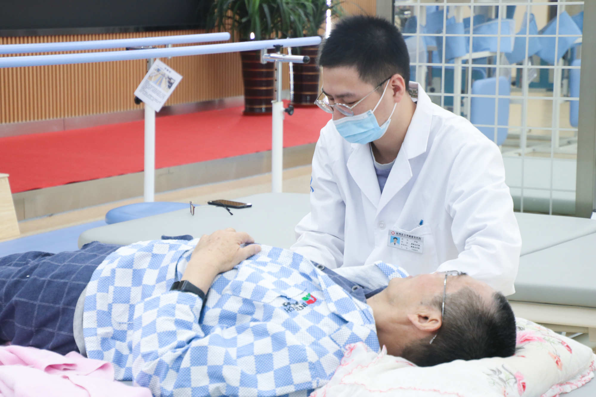让卧床老人得以安享晚年 杭州金诚护理院用专业康康护理与细心关爱温暖老人