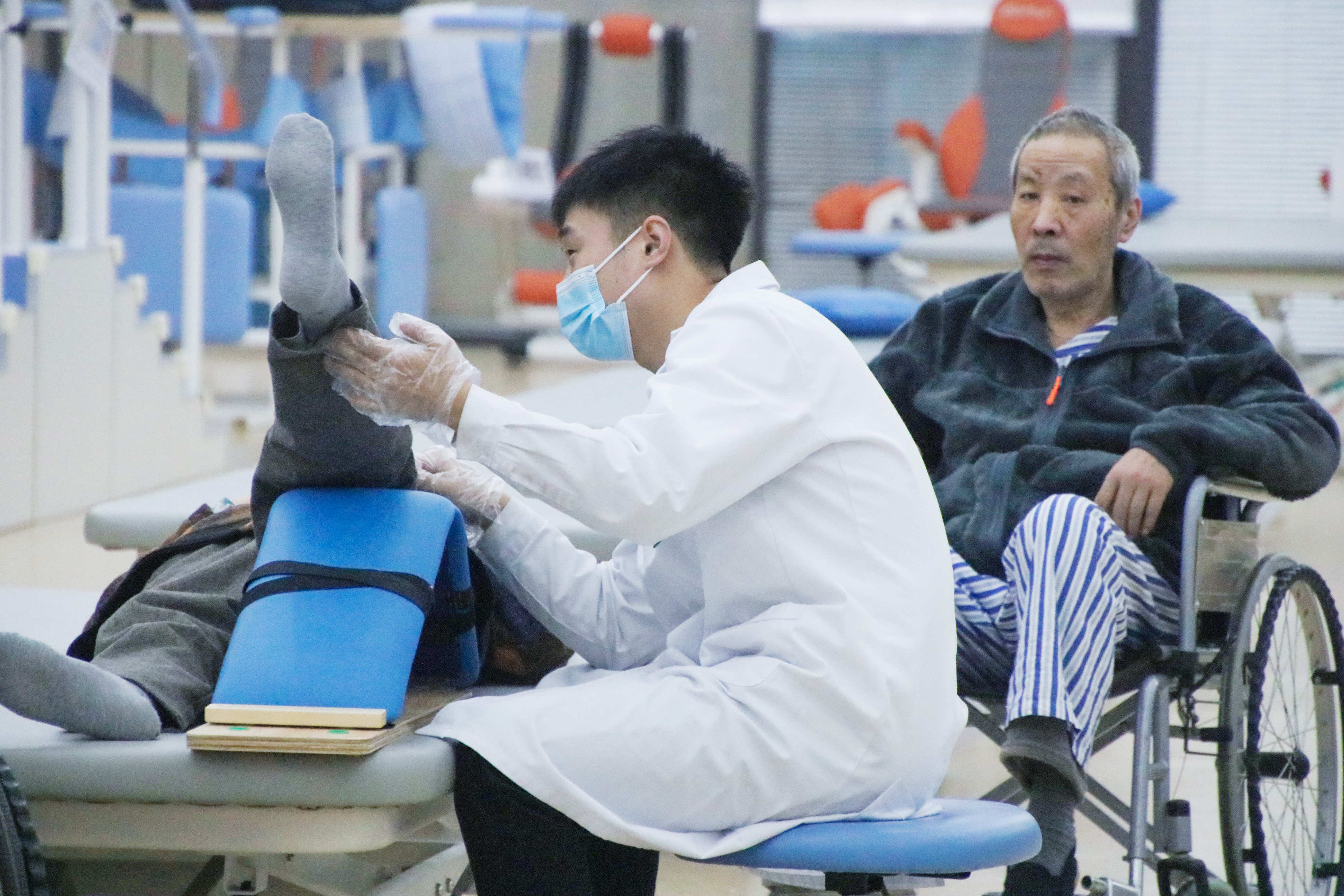 杭州金诚护理院坚持四个原则进行康复治疗，努力帮助骨折患者重回社会