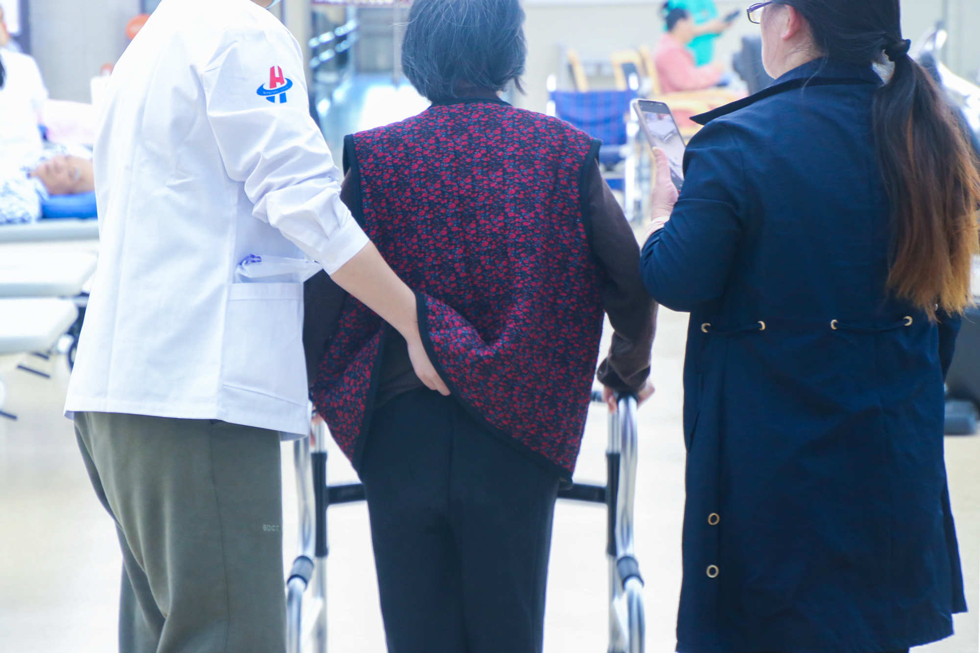 “我快撑不住了!” 杭州这位 62 岁女儿的哭诉,戳中千万 “小老人” 照护困境